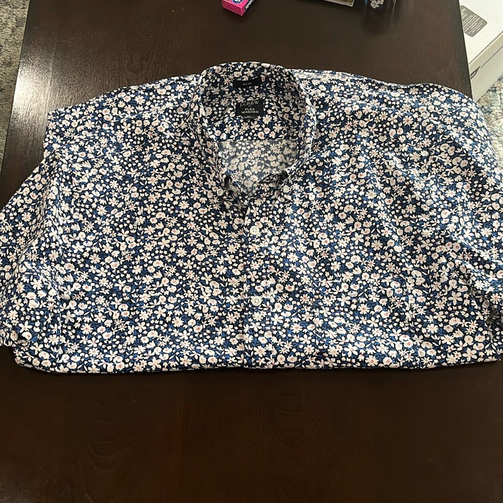 J Crew woven button-down short-sleeve shirt. Men’s XL slim fit.